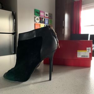👠 Size 7.5 Black Charles Jourdan Black mile high Stiletto
